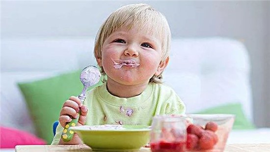 如何让孩子学会自己吃饭？爸爸妈妈可以这样做！