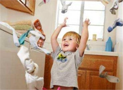 娃总爱扔东西？别急着说“不”！ 